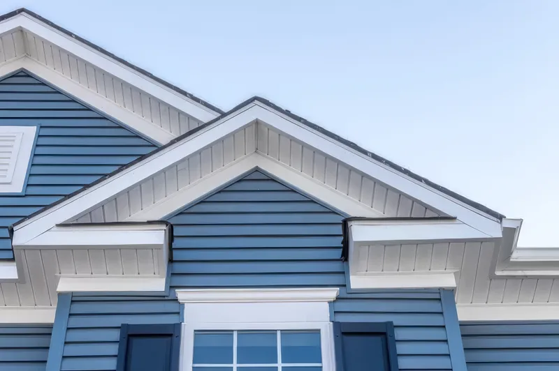 Soffite perforé et fascia blancs sur une rive de toiture — Toit Tech Expert 2010